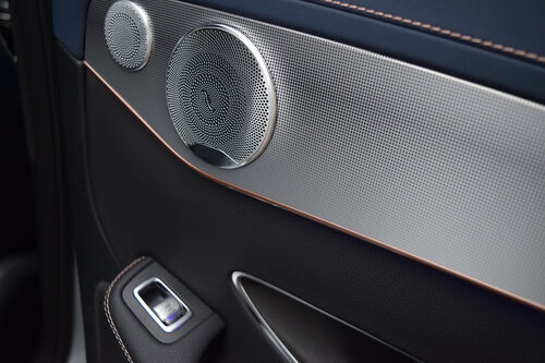 Tin tức công ty mới nhất về Đóng góp của Xinhaisen cho Linh kiện Chính xác Ô tô: Nâng cao Tiêu chuẩn Ngành